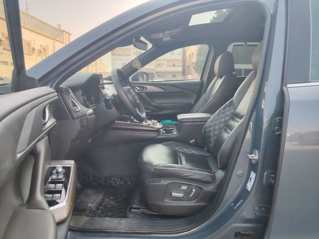 Car image 11