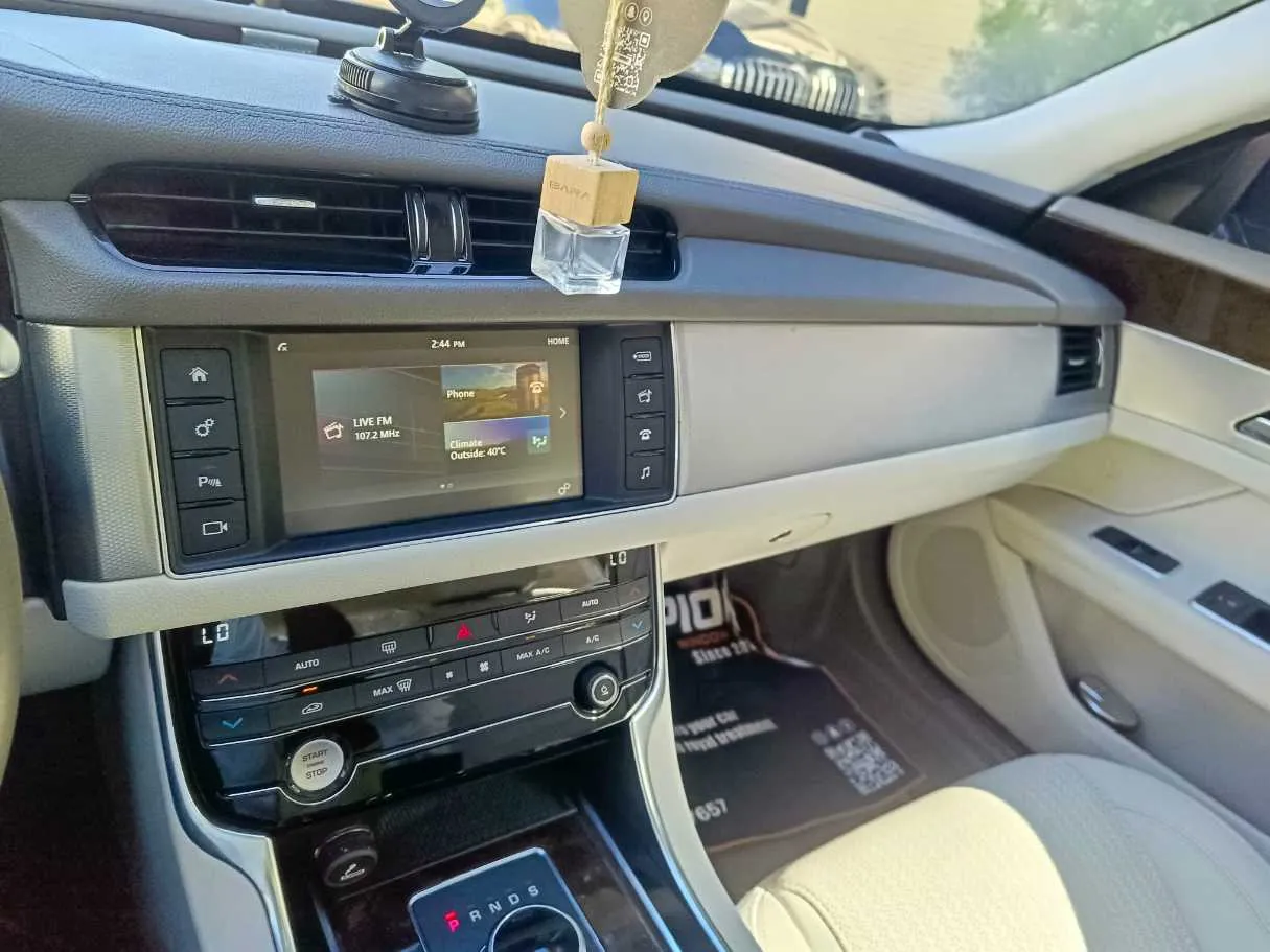Car image 25