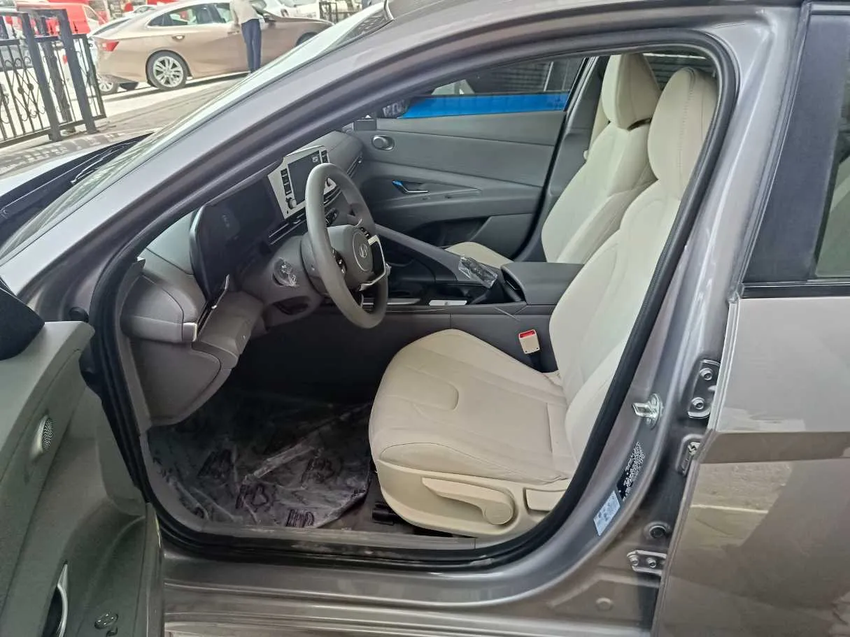 Car image 11