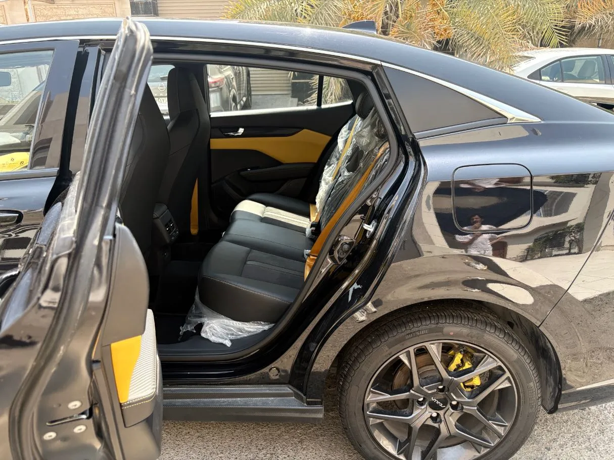 Car image 15