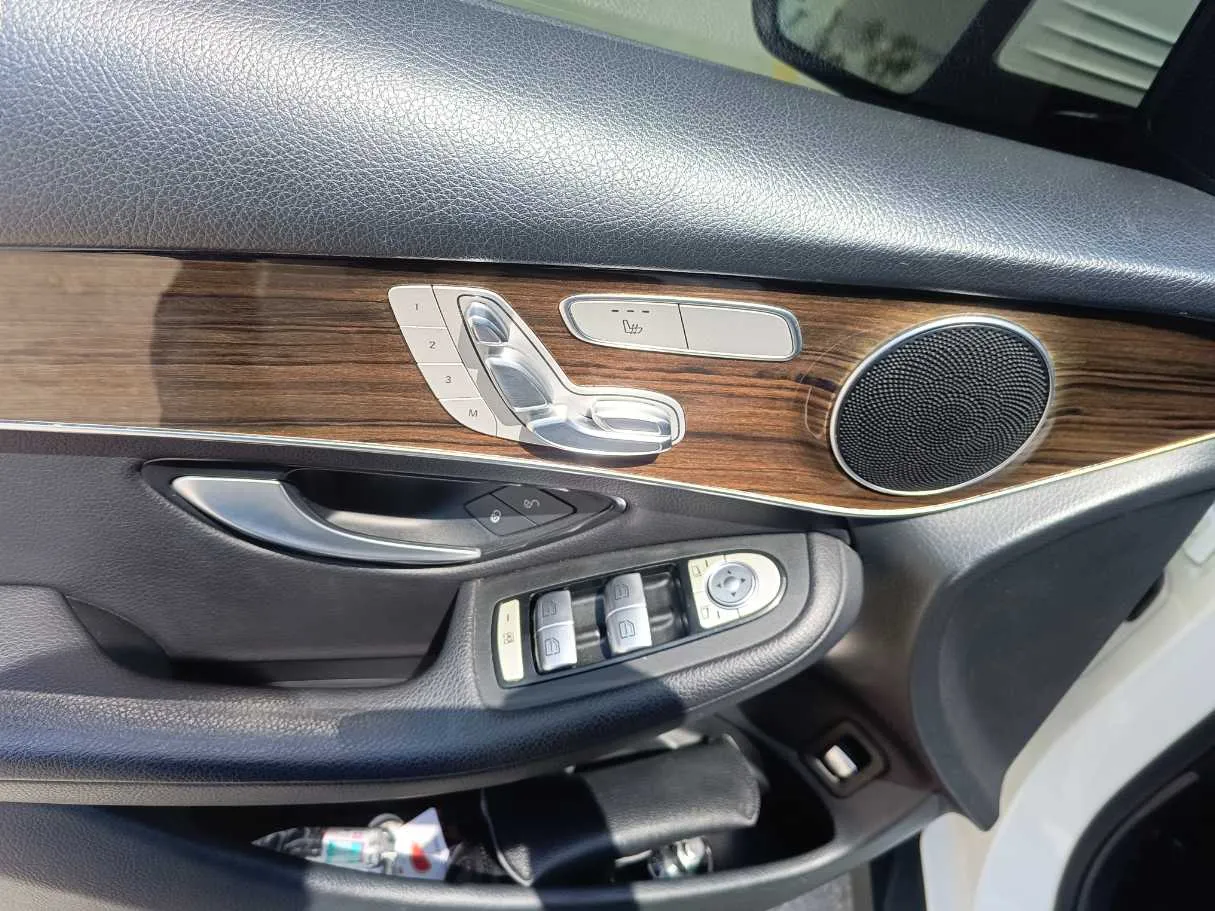 Car image 30