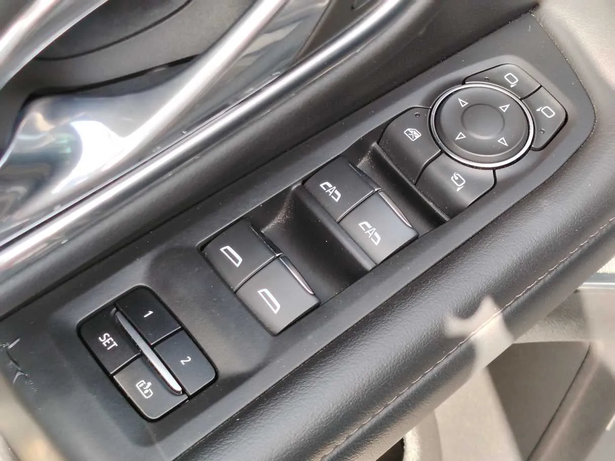 Car image 30