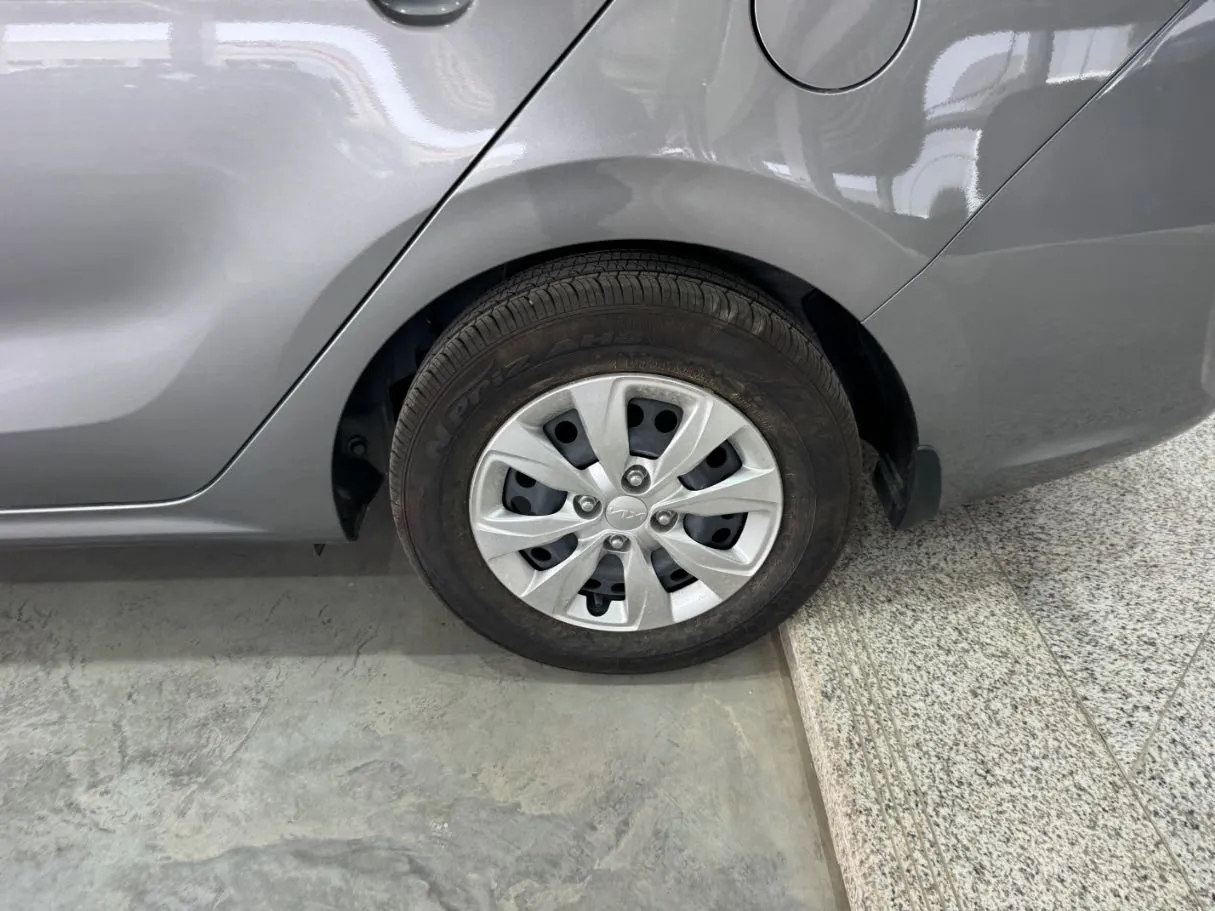 Car image 9