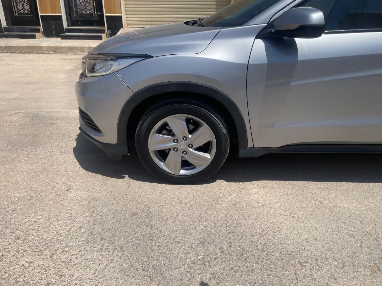 Car image 9