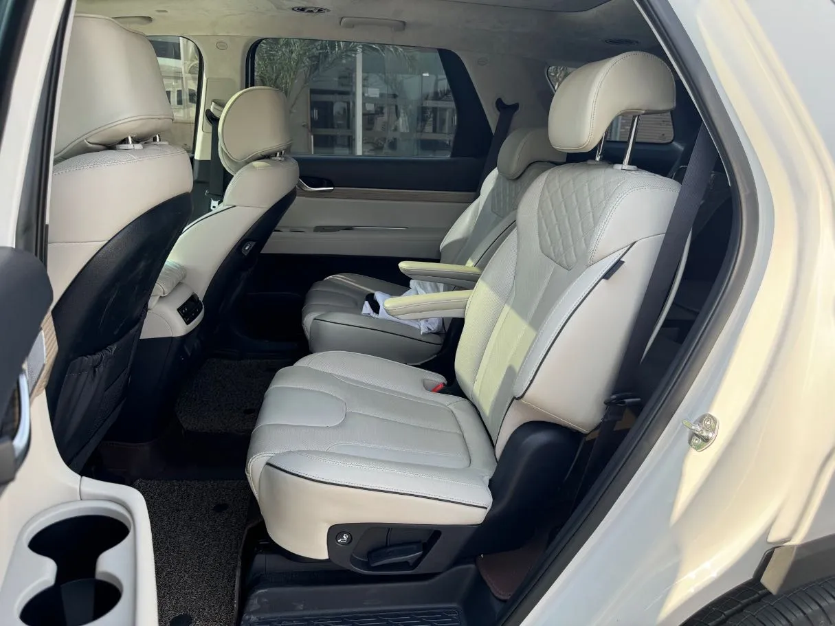 Car image 14