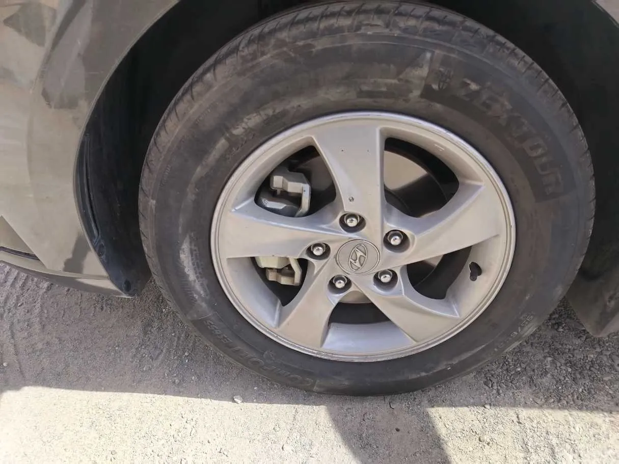 Car image 10