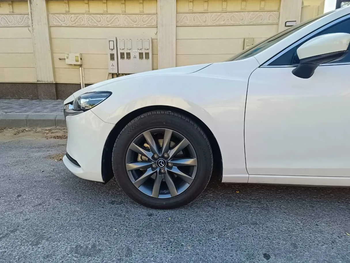 Car image 9