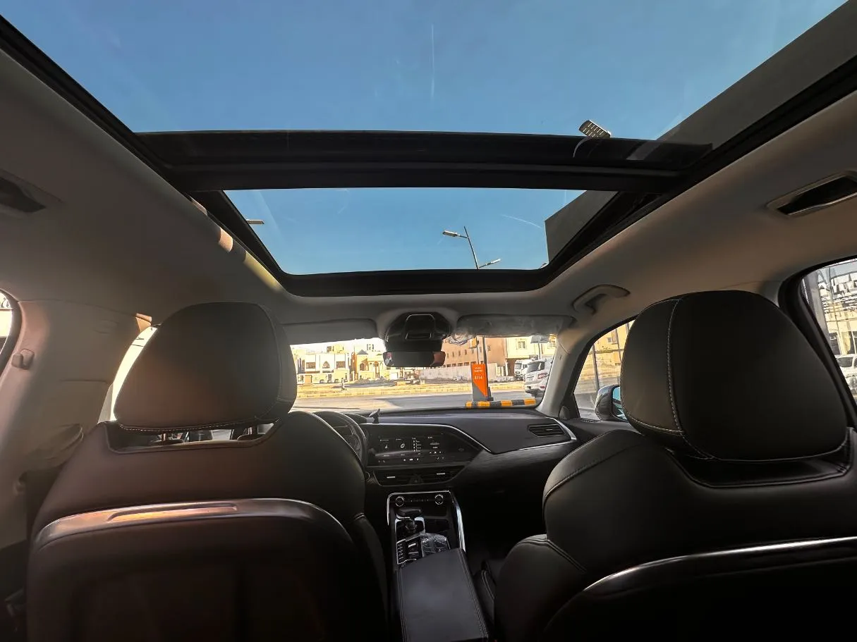 Car image 19