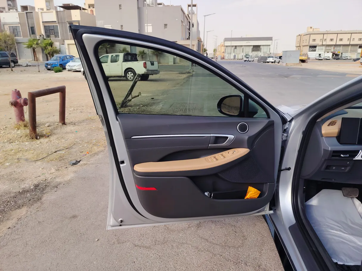 Car image 11