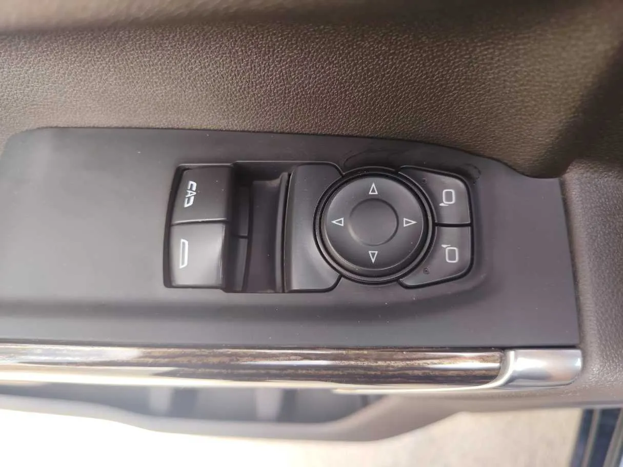 Car image 26