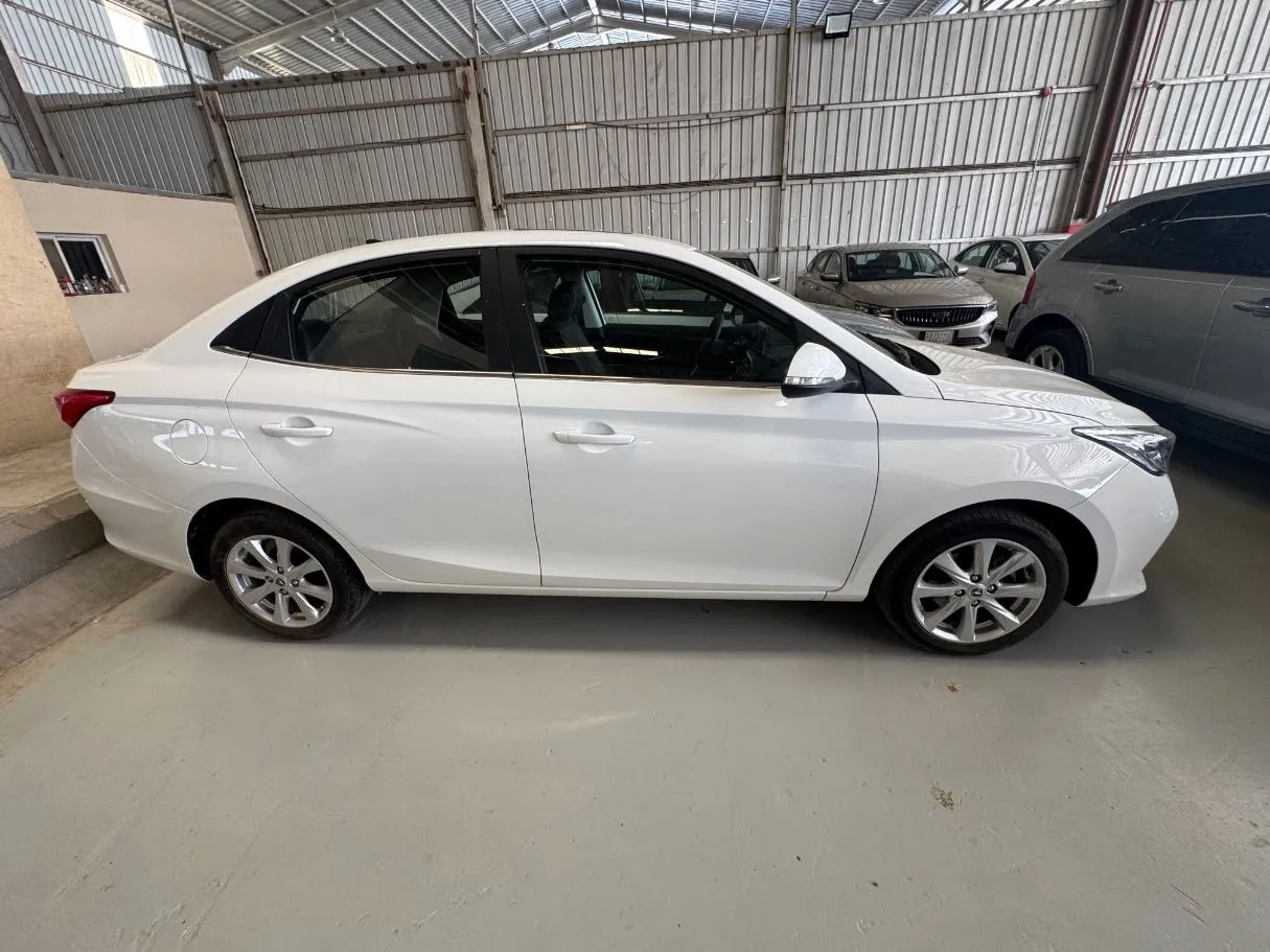 Car image 4