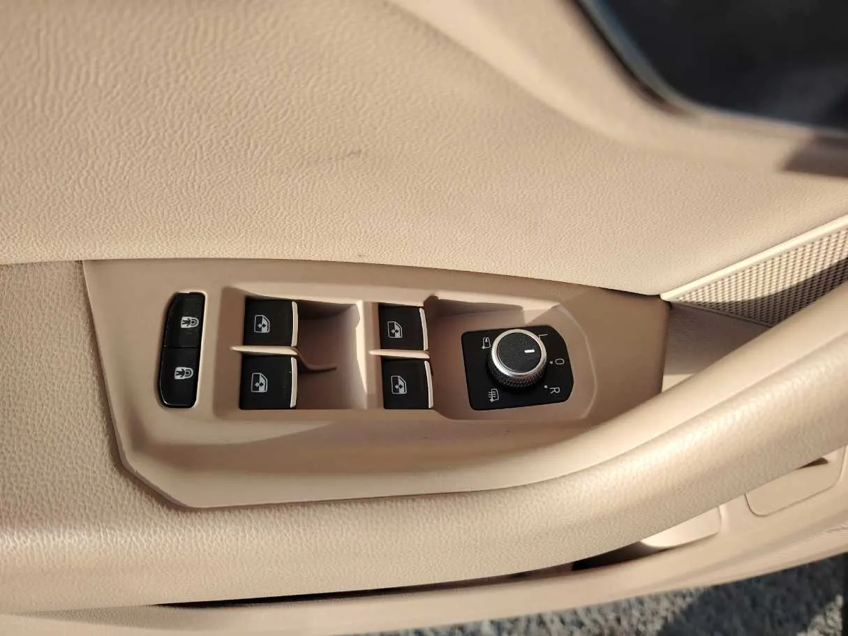 Car image 37