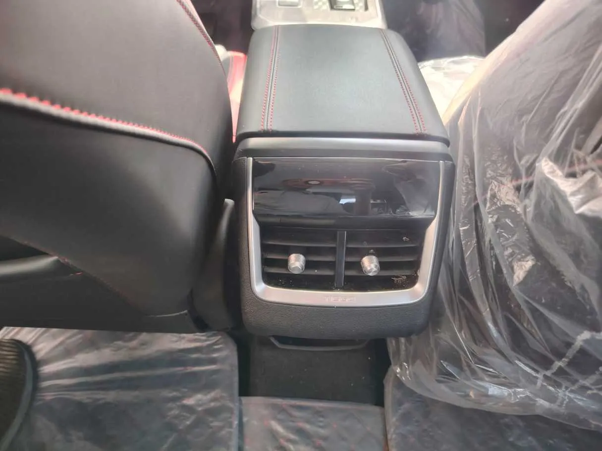 Car image 30