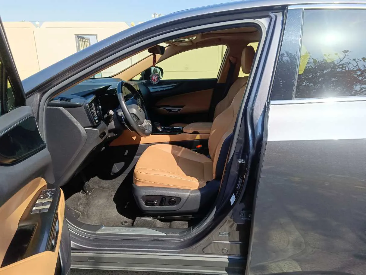Car image 14