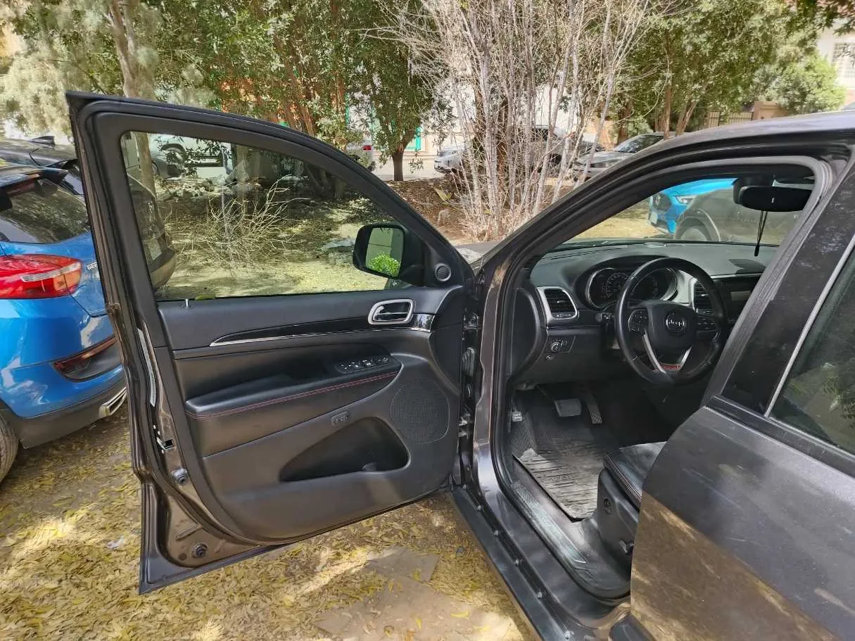 Car image 12