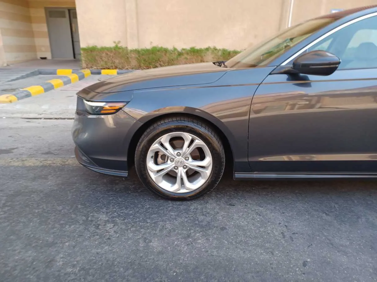 Car image 9