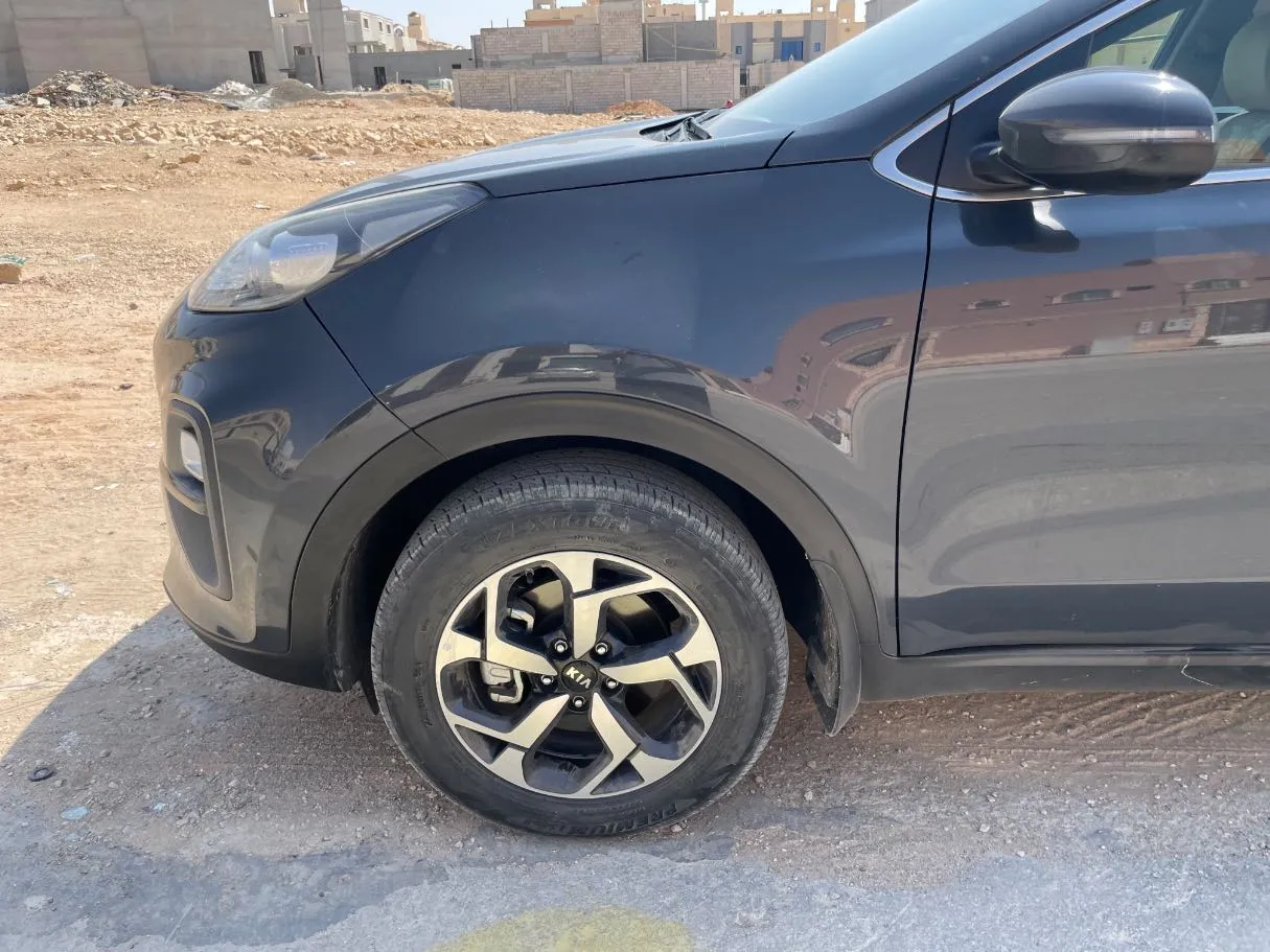 Car image 9