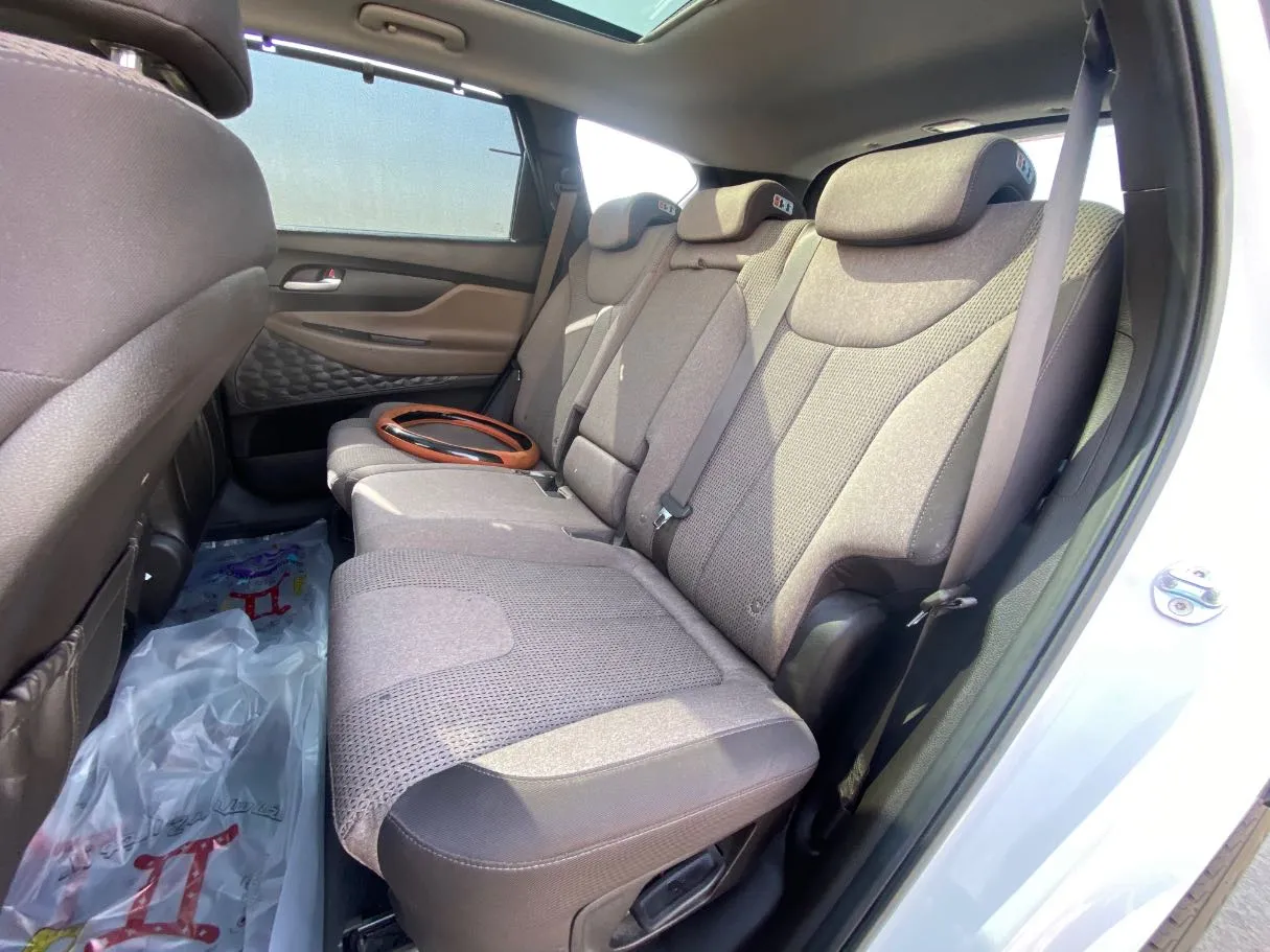 Car image 12