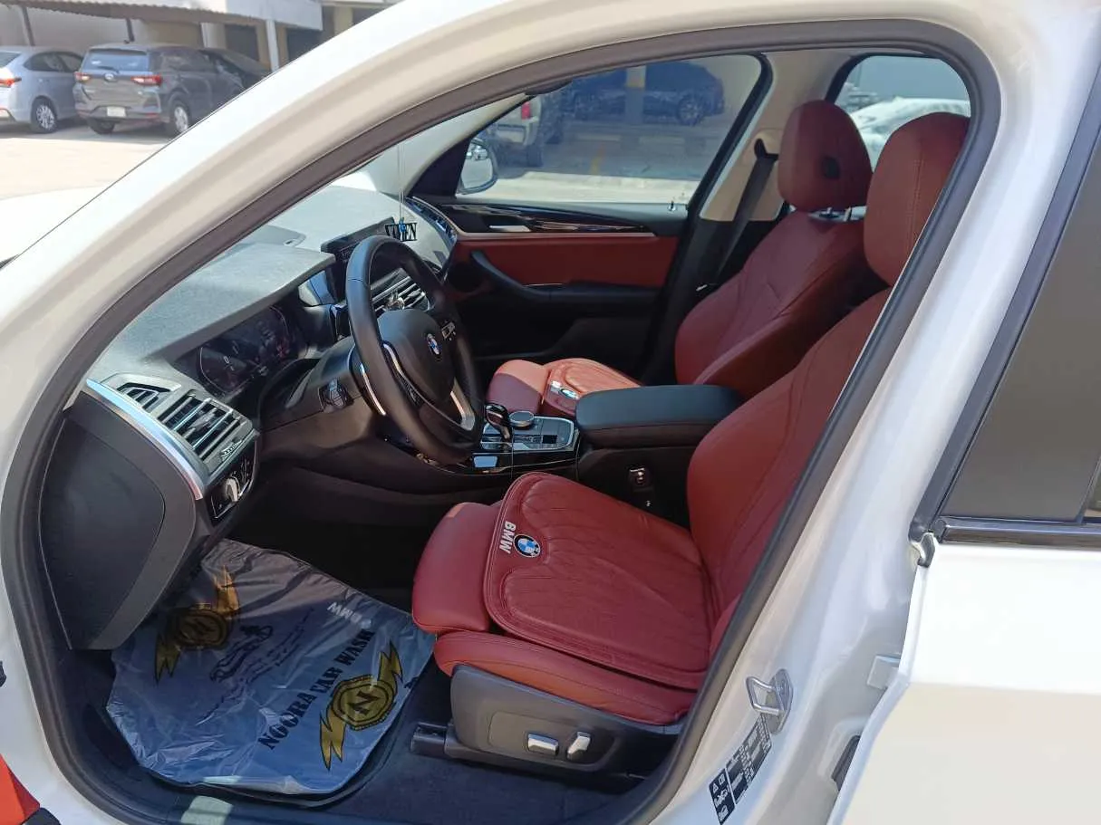 Car image 12