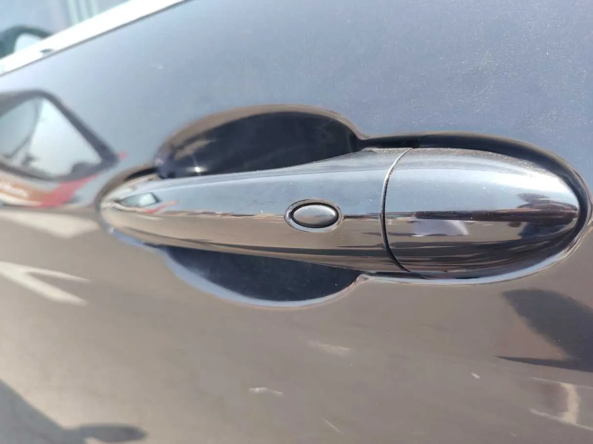 Car image 30