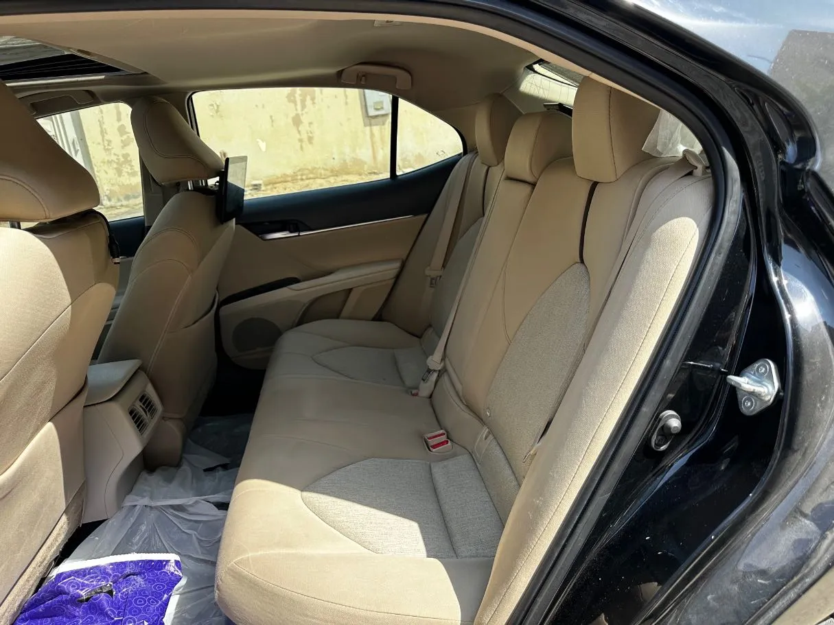 Car image 14