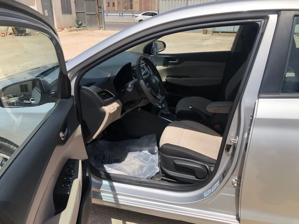 Car image 12