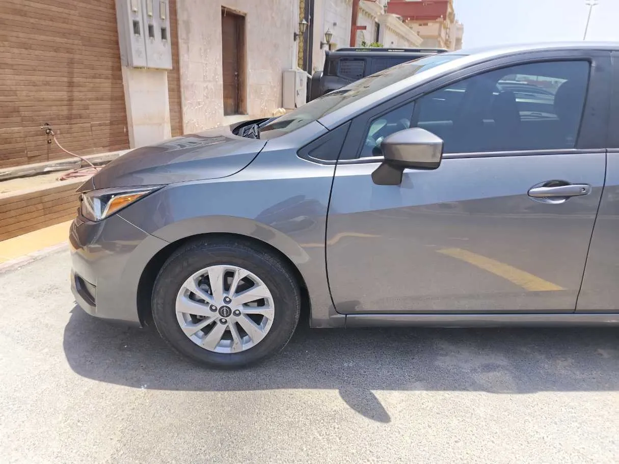 Car image 9