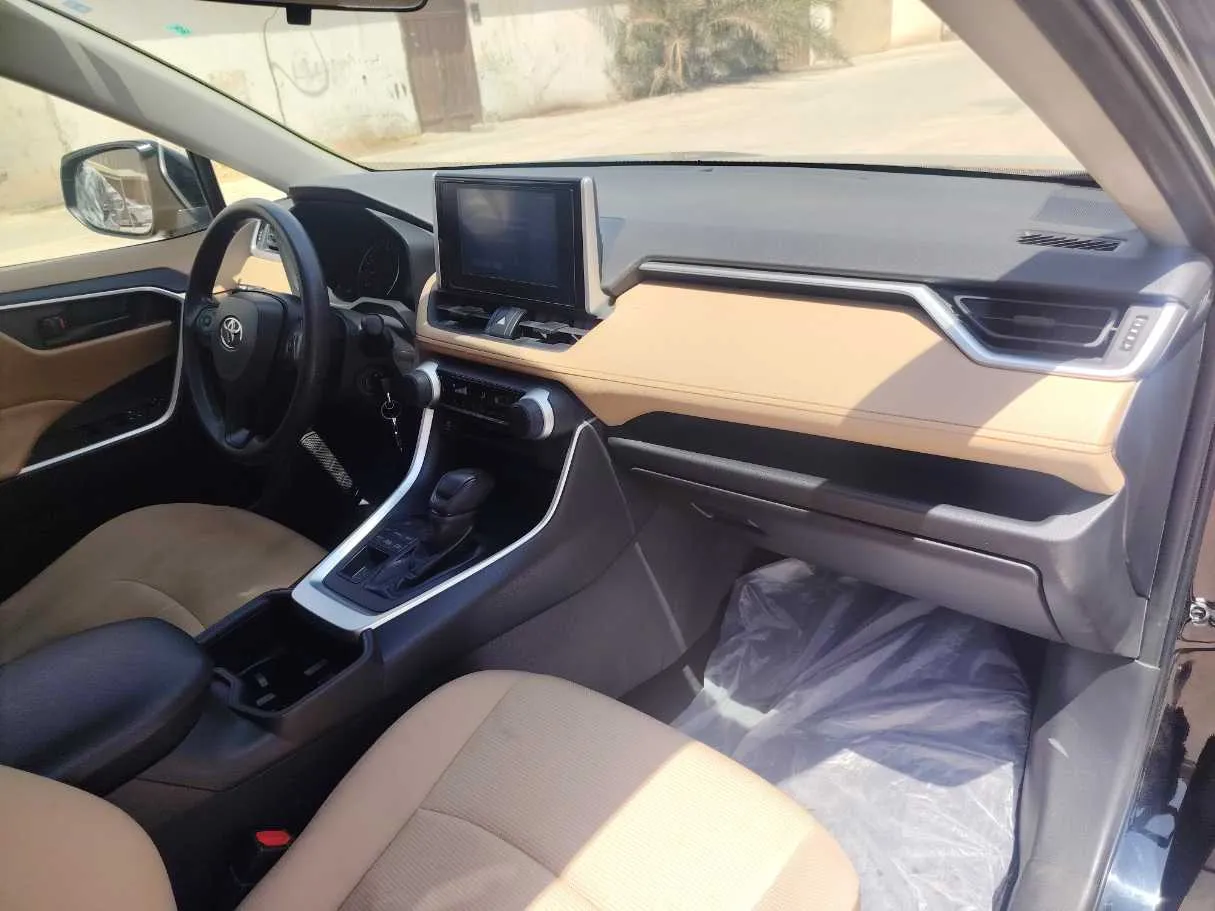 Car image 14