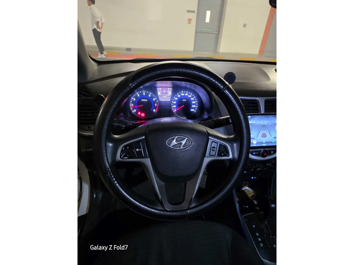 Car image 12