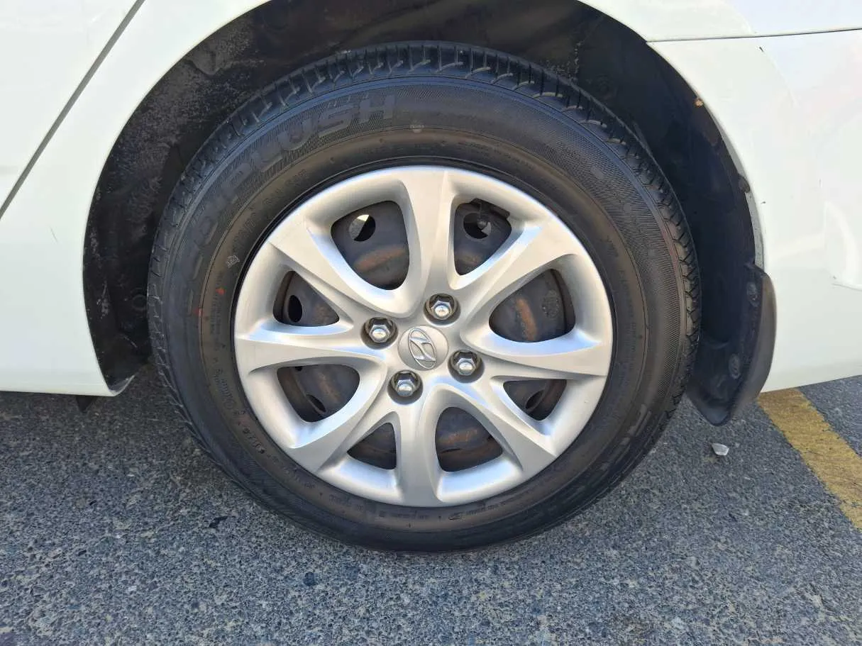 Car image 9