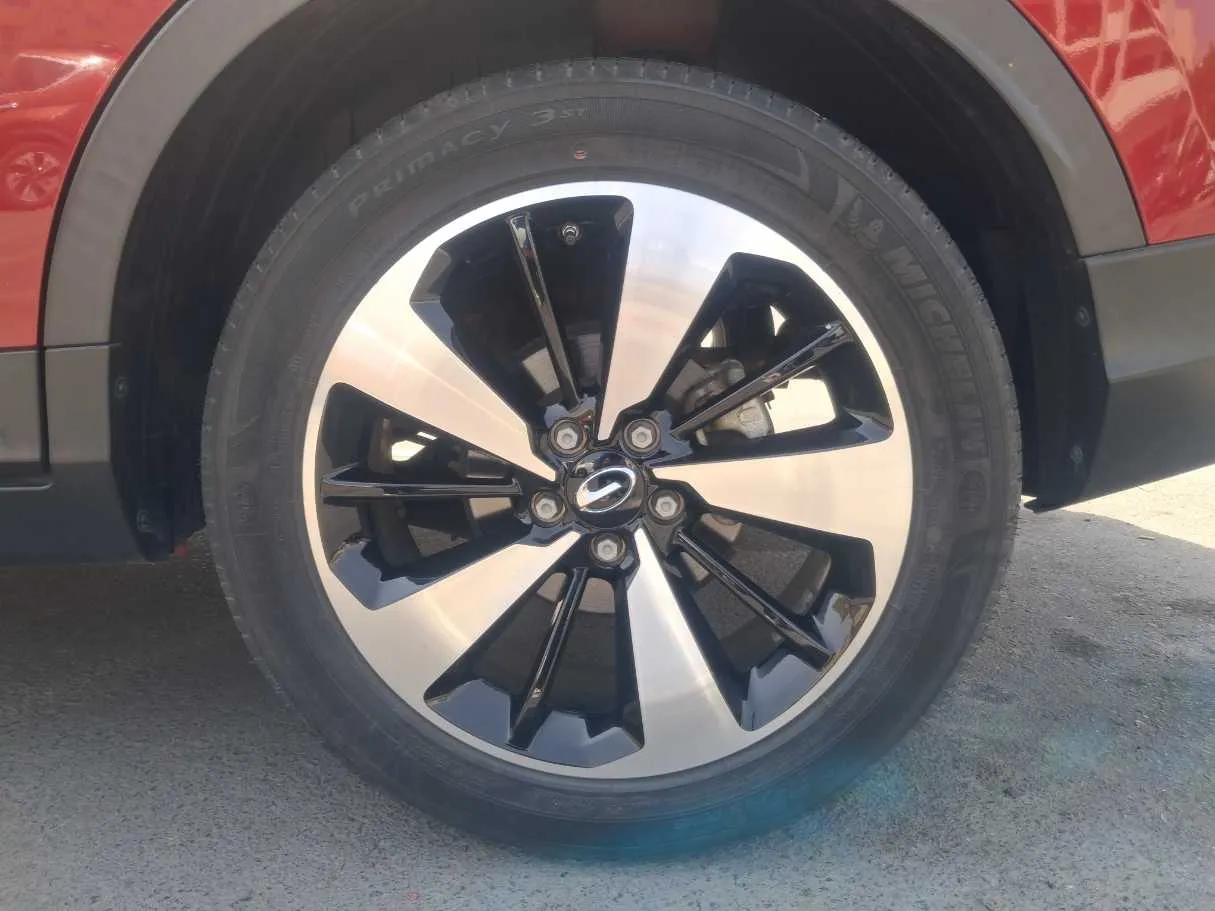 Car image 9
