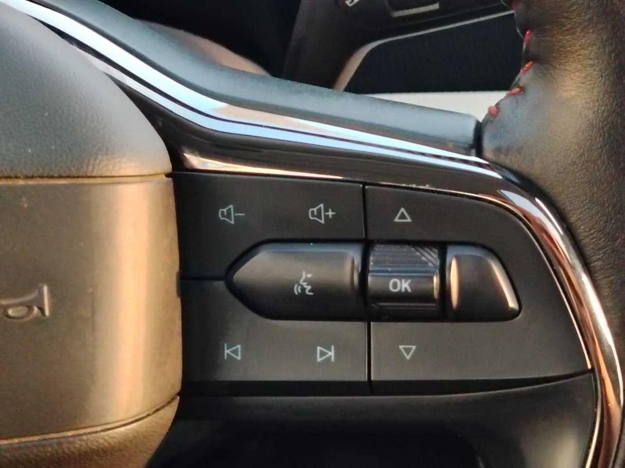 Car image 25