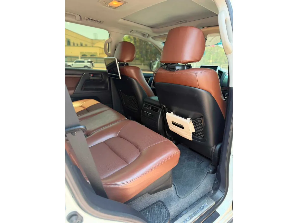 Car image 26