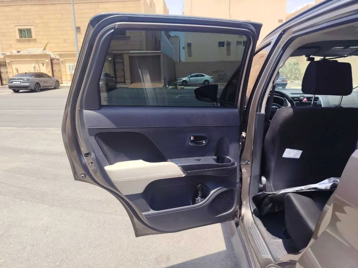 Car image 15