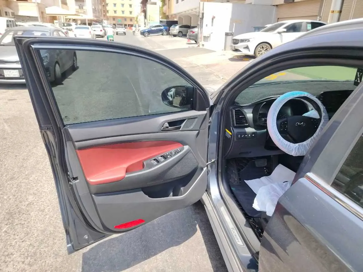 Car image 12