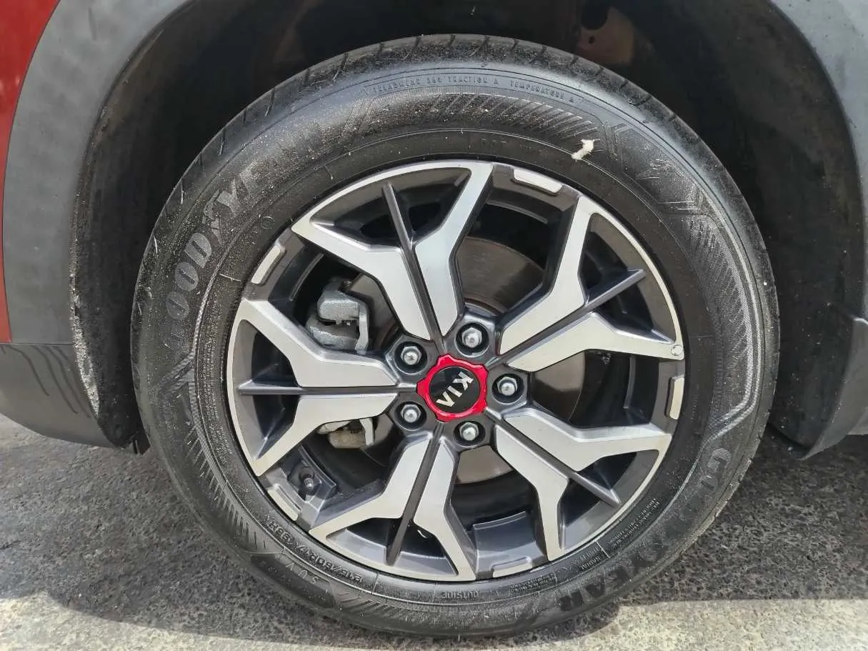Car image 10