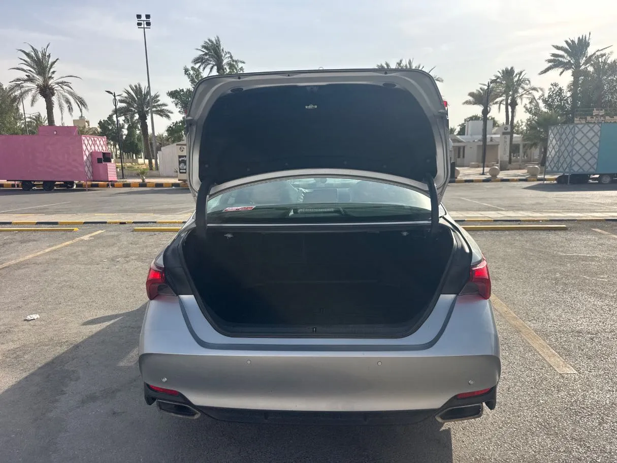 Car image 19