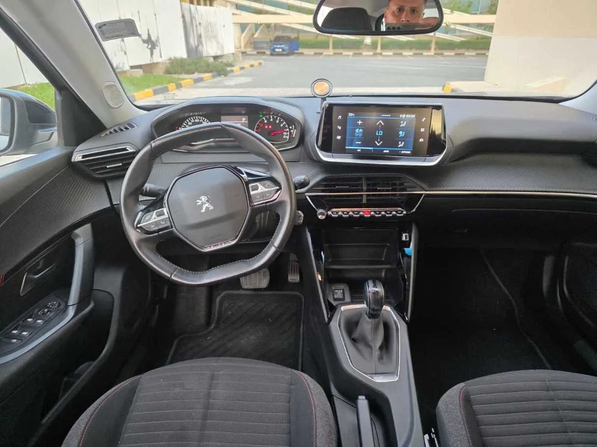 Car image 12