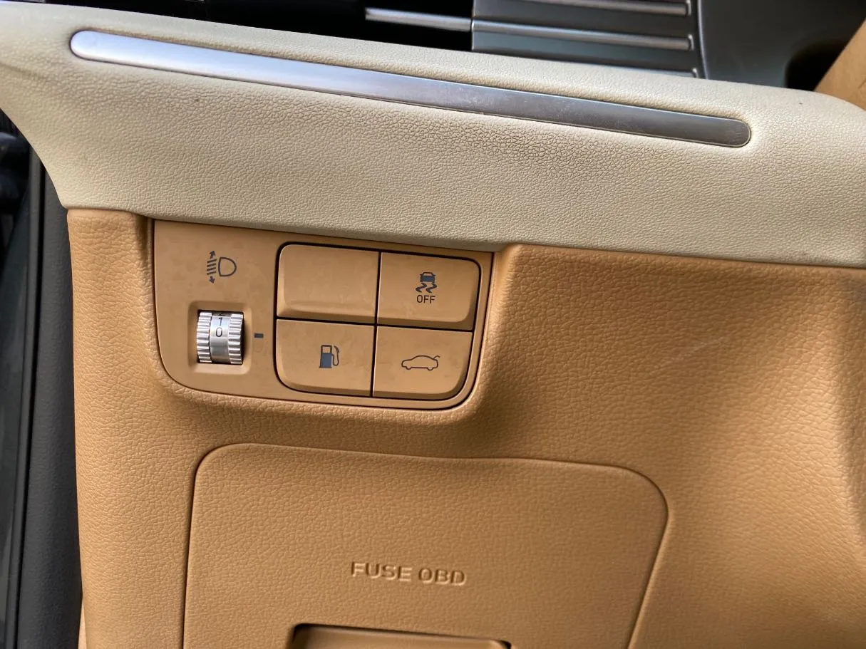 Car image 24
