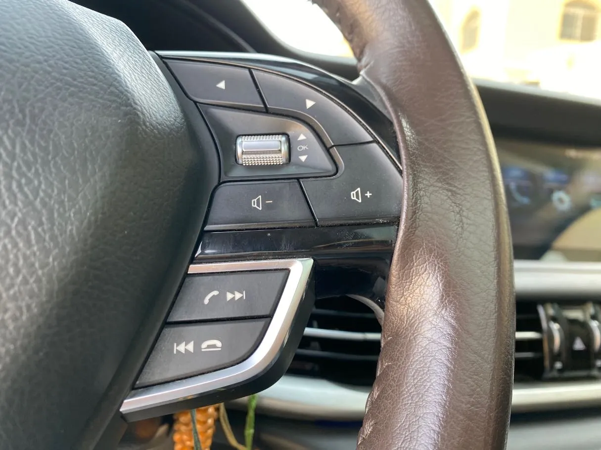 Car image 25