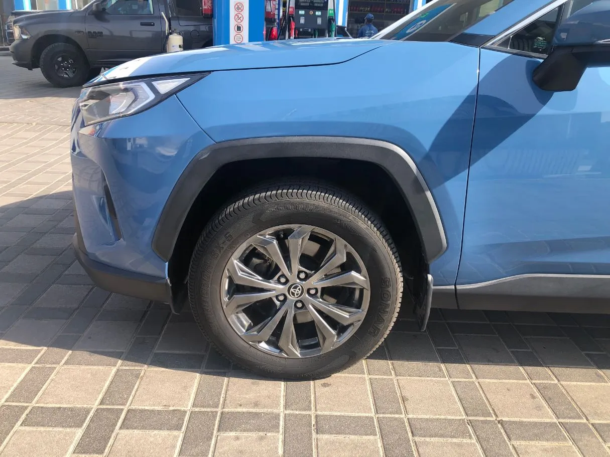 Car image 9