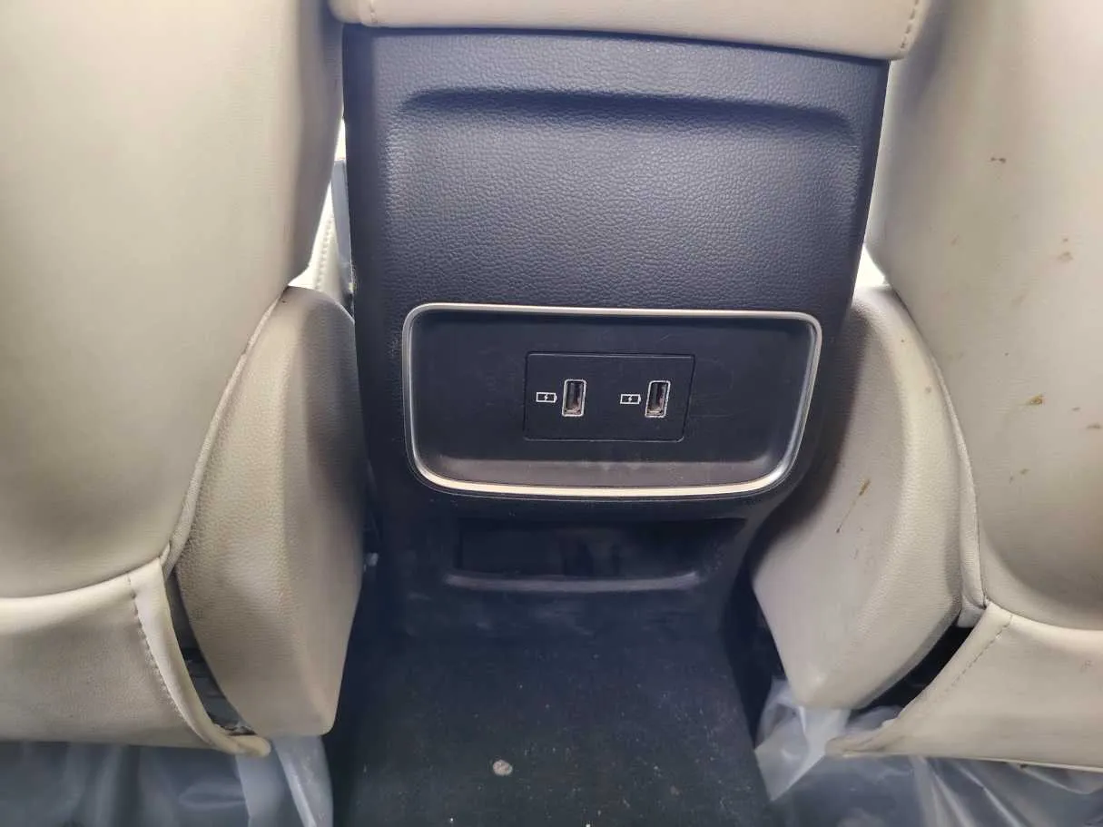 Car image 25