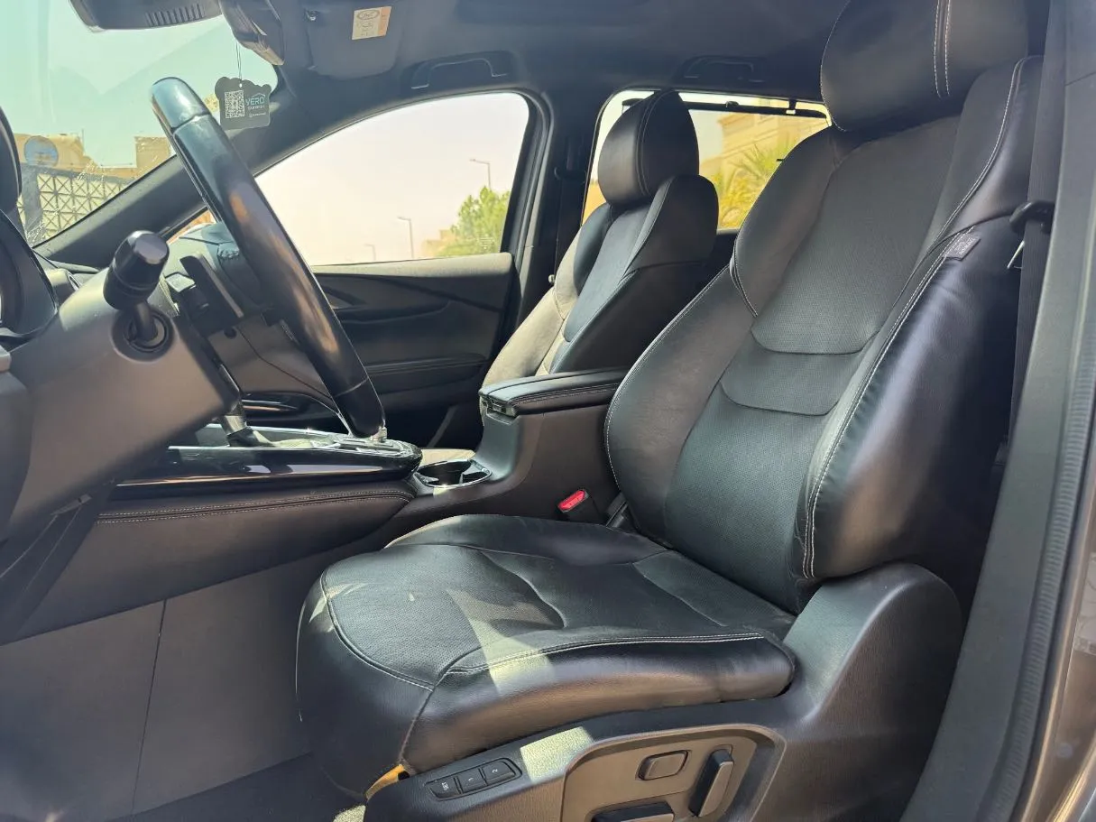 Car image 12
