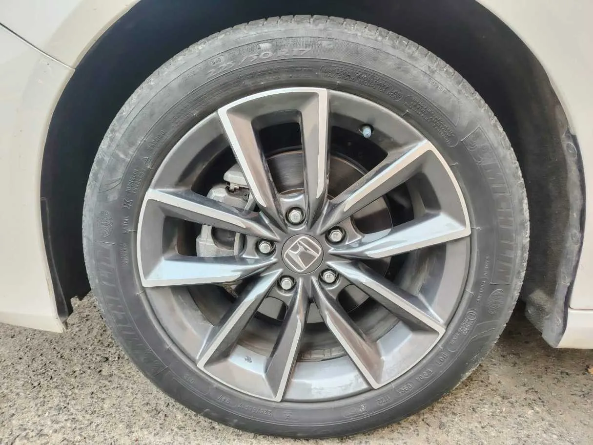 Car image 10