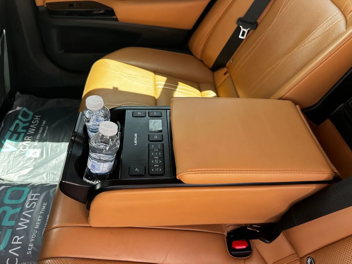 Car image 24