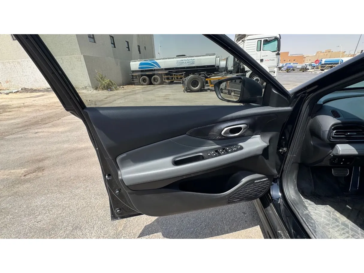 Car image 9