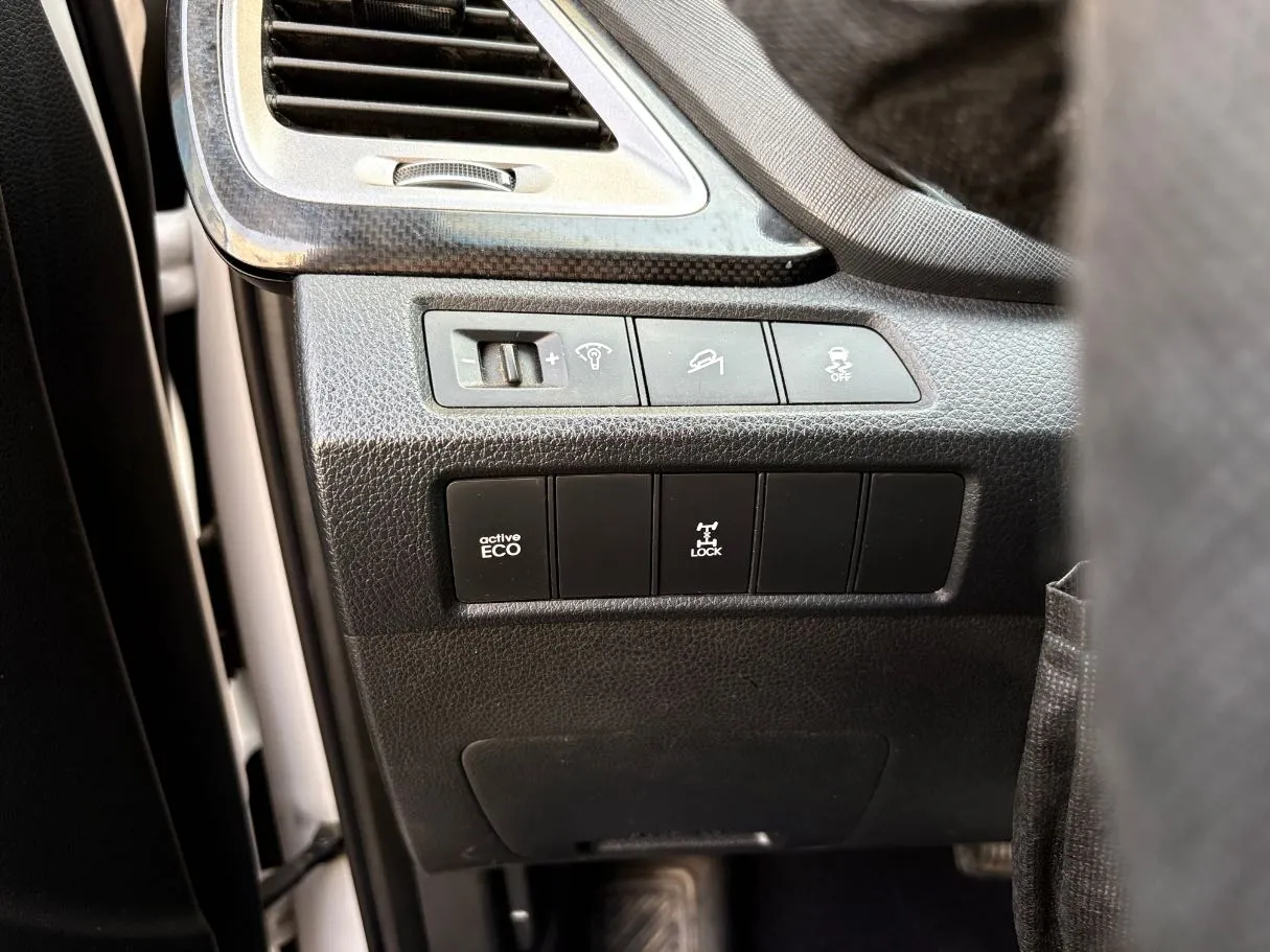Car image 27