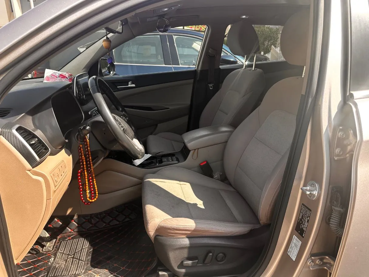 Car image 12