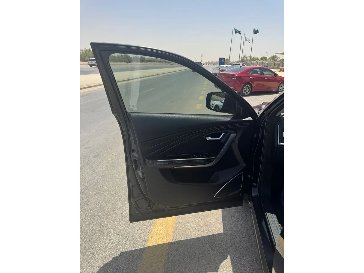 Car image 10