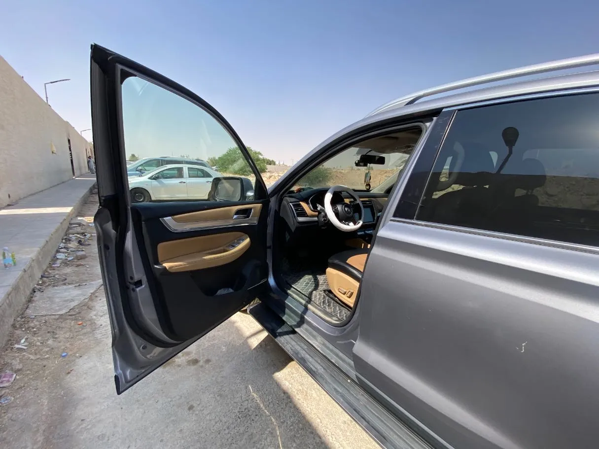 Car image 9